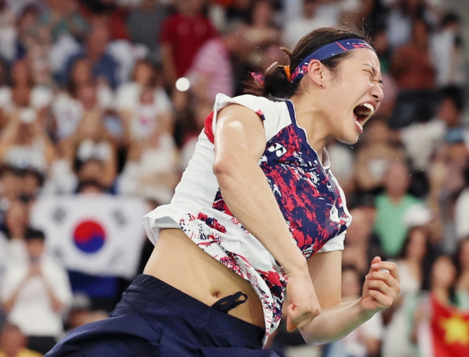  안세영이 5일(현지시각) 프랑스 파리 아레나 포르트 드 라샤펠에서 열린 2024 파리 올림픽 배드민턴 단식 결승 중국 허빙자오와 경기에서 승리하며 금메달을 확정한 뒤 환호하고 있다. /사진=뉴시스