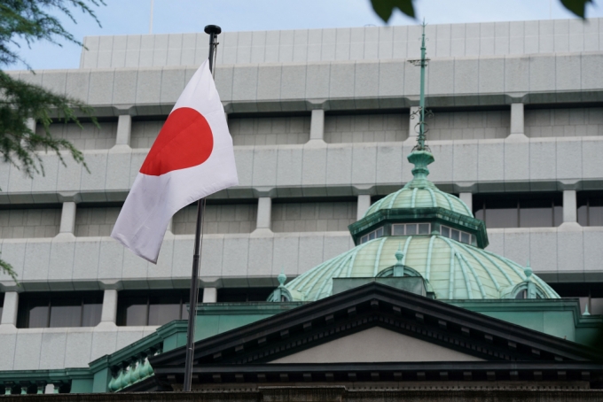 지난 31일 일본 도쿄에 있는 일본은행 본사에 일본 국기가 흔들리고 있다. 일본은행은 이날 기준금리를 인상했다. 이번 금리 조정은 지난 17년 중 두 번째 인상이다./AFPBBNews=뉴스1