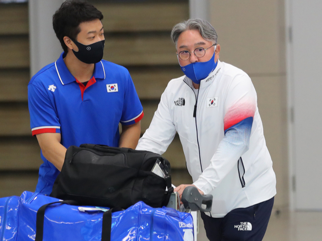 2020 도쿄올림픽 메달 획득에 실패한 김경문 야구대표팀 감독이 8일 오후 인천국제공항을 통해 귀국하고 있다. /사진=뉴시스