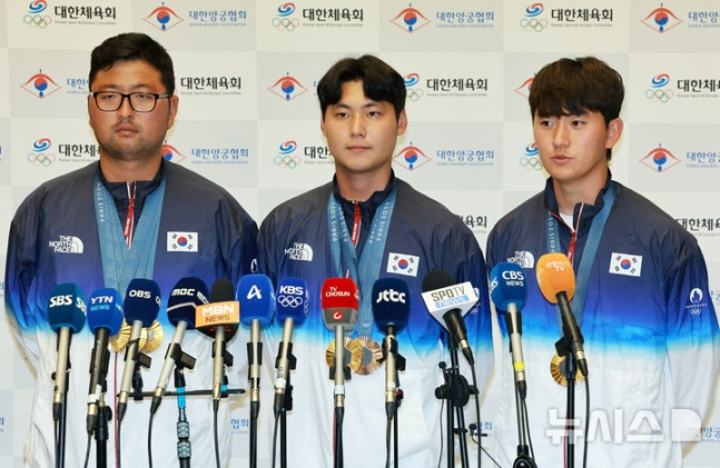 2024 파리 올림픽 남자 양궁 대표팀의 김우진, 이우석, 김제덕(왼쪽부터)이 6일 인천국제공항을 통해 입국해 인터뷰하고 있다. /사진=뉴시스 제공