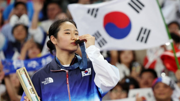 대한민국 배드민턴 국가대표팀 안세영이 5일(한국시간) 프랑스 파리 아레나 포르트 드 라 샤펠에서 열린 '2024 파리 올림픽' 배드민턴 여자 단식 시상식에서 금메달에 입을 맞추고 있다. /2024.08.05. /파리=뉴시스 