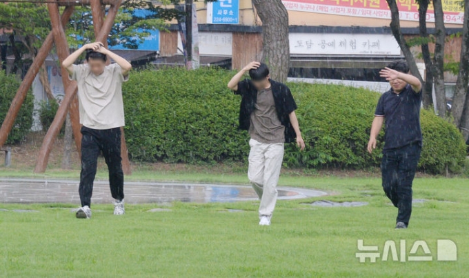 수요일인 오늘(8일) 폭염이 이어지는 가운데 전국 대부분 지역에 비가 내리겠다. 시민들이 비를 피해 발걸음을 재촉하고 있다./사진=뉴시스