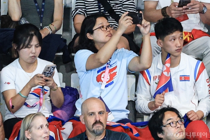 지난달 31일 오후(한국시간) 프랑스 생드니 아쿠아틱스 센터에서 열린 2024 파리올림픽 다이빙 여자 싱크로나이즈드 10M 플랫폼 경기를 찾은 북한 관계자가 스마트폰을 이용해 촬영하고 있다 . /사진=뉴스1