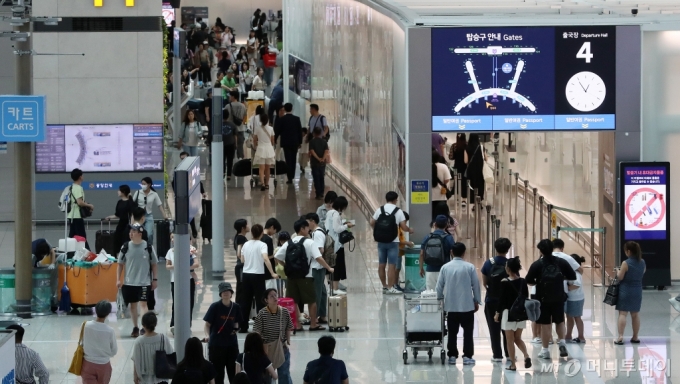 (인천공항=뉴스1) 박세연 기자 = 여름 휴가철인 5일 인천국제공항 출국장이 여행객으로 붐비고 있다.  피서객들이 잇따라 해외로 떠나면서 어제 하루 인천국제공항을 찾은 이용객이 22만명을 넘었다. 2024.8.5/뉴스1  Copyright (C) 뉴스1. All rights reserved. 무단 전재 및 재배포,  AI학습 이용 금지. /사진=(인천공항=뉴스1) 박세연 기자