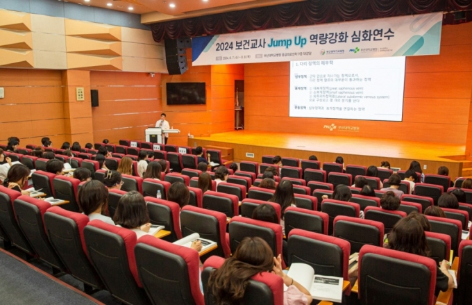 정성운 부산대병원장이 부산지역 보건교사를 대상으로 하지정맥류의 진단과 치료에 대해 강의하고 있다./사진제공=부산대병원 