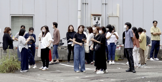 8일 일본 서부 미야자키에서 지진 경보가 발령되자 건물 안에 있던 사람들이 밖으로 대피하고 있다. 이날 오후 미야자키현 앞바다에서 규모 7.1의 지진이 발생해 미야자키현과 고치현 등에 쓰나미 주의보가 내려졌다. /AP=뉴시스