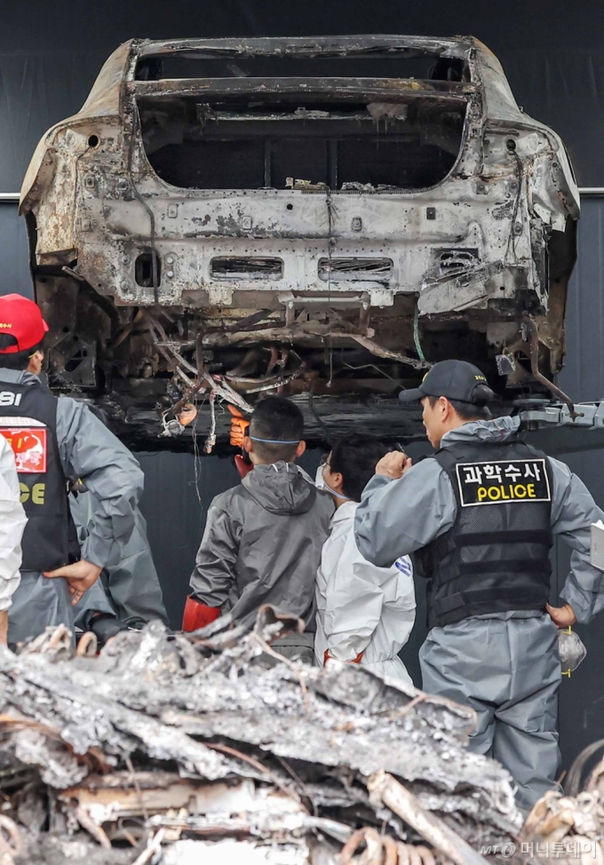  국립과학수사연구원과 인천경찰청 과학수사대 조사관들이 지난 8일 오전 인천 서구의 한 정비소에서 지난 1일 청라 아파트 지하주차장에서 화재로 전소된 전기차에 대한 2차 합동감식을 실시하고 있다./사진= 뉴스1