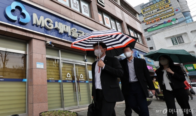 [대구=뉴시스] 이무열 기자 = 새마을금고 중앙회 관계자들이 3일 양문석 더불어민주당 경기 안산갑 후보 자녀의 '편법 대출 의혹' 현장검사를 위해 대구 수성새마을금고 본점으로 이동하고 있다. 2024.04.03. lmy@newsis.com /사진=이무열