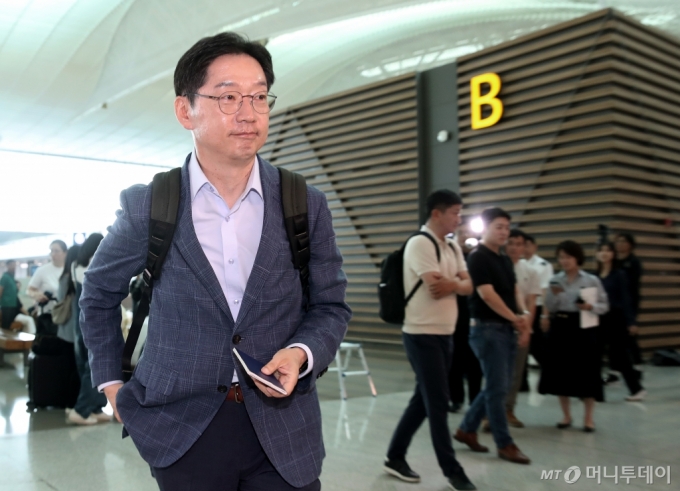 (인천공항=뉴스1) 오대일 기자 = 김경수 전 경남도지사가 14일 오전 인천국제공항 2터미널에서 런던으로 출국하고 있다.   고 노무현 전 대통령 15주기 추도식에 참석하기 위해 일시 귀국한 김 전 지사는 이날 출국 후 영국에서의 생활을 정리하고 독일 에버트재단 초청으로 베를린에서 6개월 정도 머무른 후 올해 연말 귀국할 예정이다. 2024.6.14/뉴스1  Copyright (C) 뉴스1. All rights reserved. 무단 전재 및 재배포,  AI학습 이용 금지. /사진=(인천공항=뉴스1) 오대일 기자