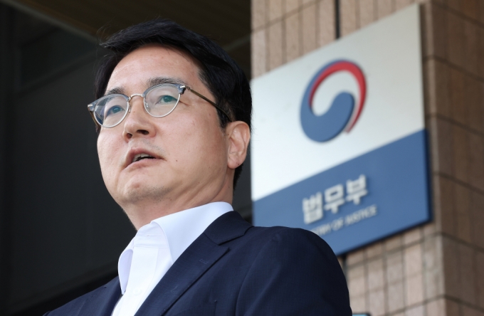  심우정 검찰총장 후보 지명자가 11일 오후 경기 과천시 법무부 청사 앞에서 기자회견을 열고 지명 소감을 밝히고 있다.[과천=뉴시스]