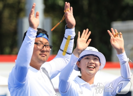 대한민국 양궁 대표팀 김우진(왼쪽), 임시현이 2일 오후(한국시간) 프랑스 파리 앵발리드에서 진행된 파리올림픽 양궁 혼성 단체 4강 인도의 안키타 바캇, 다이라즈 봄마데바라 조와 경기를 승리한 후 기뻐하고 있다. /사진=뉴스1