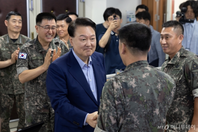 여름 휴가중인 윤석열 대통령이 9일 충남 계룡대 전투통제실을 방문, 장병을 격려하고 있다. 윤 대통령 왼쪽 뒤는 박안수 육군참모총장, 박 참모총장 뒤는 이영수 공군참모총장. (사진=대통령실 제공) 2024.08.09. photo@newsis.com /사진=뉴시스 /사진=조수정