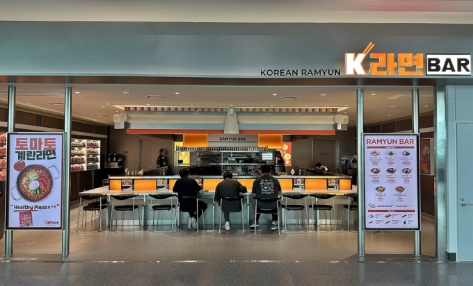 풀무원푸드앤컬처가 김해공항 국제선에 선보이는 글로벌 K푸드 브랜드 'K라면바' 전경./사진=풀무원푸드앤컬처