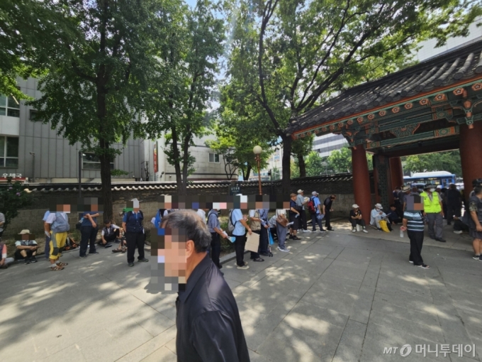 12일 오전 서울 종로구 탑골공원에 무료급식소를 이용하기 위해 온 고령자들이 식사를 기다리고 있다. /사진=정세진 기자 