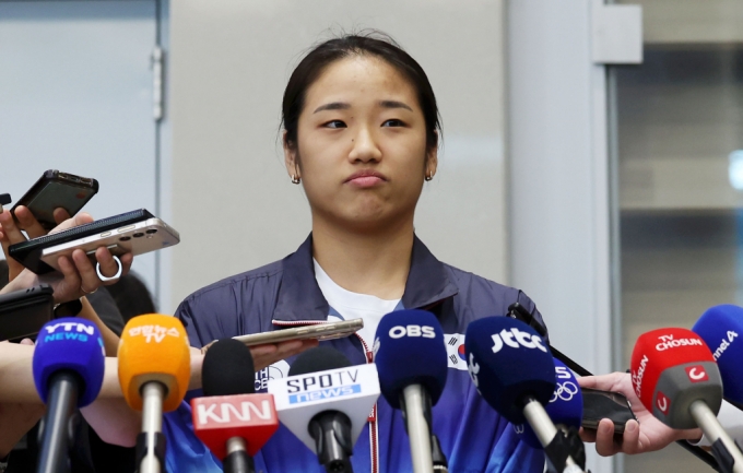 올림픽 배드민턴 여자 단식에서 28년 만에 한국에 금메달을 안긴 안세영(사진)이 지난해 상금과 연봉 등으로 9억여원을 받은 것으로 전해졌다. 세계랭킹 10위권을 웃도는 선수가 광고료와 스폰서십으로 매년 100억원에 달하는 수익을 올리는 것에 비하면 아쉬운 액수라는 반응이 나온다. /사진=뉴시스