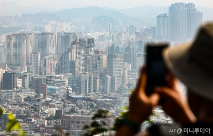  11일 서울 남산에서 바라본 아파트 밀집 지역의 모습. /사진=뉴시스