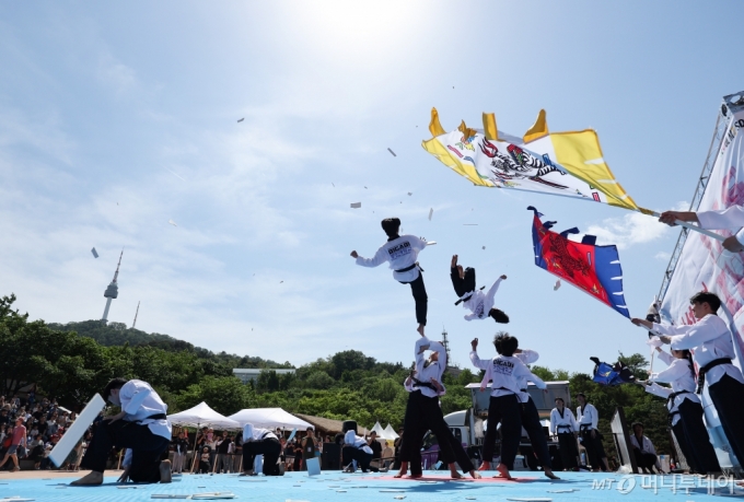 [서울=뉴시스] 황준선 기자 = 12일 서울 중구 남산골 한옥마을에서 경민대학교 태권도 시범단이 태권도 공연을 선보이고 있다. 2024.05.12. hwang@newsis.com /사진=황준선