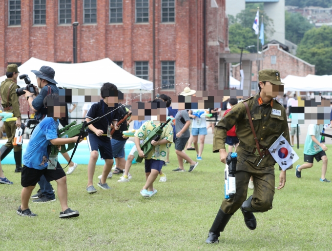 지난해 8월14일 서울 서대문형무소역사관에서 서대문 독립축제 일환으로 열린 독립군 전투 체험에서 어린이들이 물총을 들고 일본 순사와 싸우는 모습./사진=뉴스1