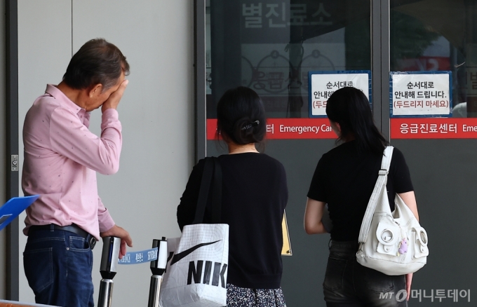 [서울=뉴시스] 김근수 기자 = 9일 서울 시내의 한 대학병원 응급실 앞에서 환자들이 대기하고 있다.   보건복지부가 '수련특례'를 내걸었지만 지난달 31일 마감한 하반기 전공의 모집에 응한 비율은 1.4%(모집 대상 7645명 중 104명)에 그쳤다. 복지부는 레지던트 1년차는 오는 14일까지, 2∼4년차와 인턴은 오는 16일까지 추가 지원을 받기로 했다. 2024.08.09. ks@newsis.com /사진=김근수