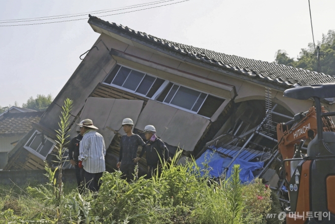 [오사키=AP/뉴시스] 일본 규슈 미야자키현 앞바다에서 8일 규모 7.1 지진이 발생한 뒤 9일  가고시마현 오사키에 있는 한 가정집이 무너져 있다. 일본 기상청은 전날 발생한 지진 이후 '난카이 트로프' 지진 임시 정보(거대 지진 주의)'를 발표했다. 난카이 트로프 대지진은 일본 시즈오카현 앞바다에서 시코쿠 남부, 규슈 동부 해역까지 이어진 난카이 해곡에서 100∼150년 간격으로 발생한다는 지진으로 일본이 가장 우려하는 지진이다. 2024.08.09. /사진=민경찬