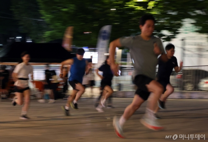 러닝크루 행사에서 참가자들이 달리기를 하고 있다. /사진=[서울=뉴시스] 고승민 기자