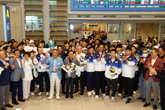 2024 파리올림픽에 출전한 대한민국 선수단 본진과 이기흥 대한체육회장 등이 지난 13일 오후 인천국제공항을 통해 귀국해 파이팅을 외치고 있다. /사진=뉴시스