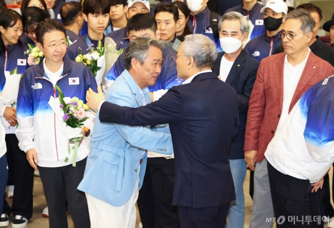 [인천공항=뉴시스] 황준선 기자 = 이기흥(왼쪽) 대한체육회장이 13일 오후 2024 파리올림픽을 마친 뒤 인천국제공항을 통해 귀국하며 유인촌 문화체육관광부 장관과 포옹하고 있다. 2024.08.13. hwang@newsis.com /사진=황준선