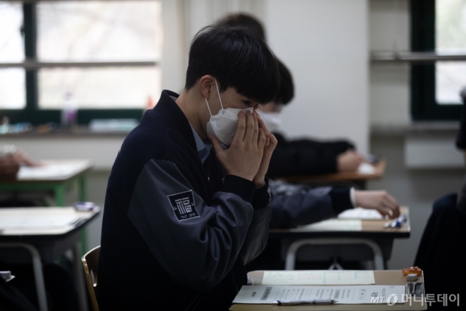 고등학교 3학년이 전국연합학력평가를 치르는 날인 25일 오전 서울 종로구 경복고등학교에서 한 학생이 마스크를 고쳐쓰고 있다.2021.03.25 /사진=김휘선 기자 hwijpg@