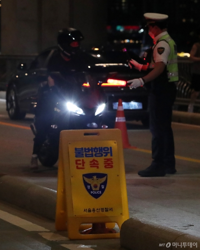 광복절을 하루 앞둔 14일 오후 서울 잠수교 북단에서 서울경찰청이 8.15 광복절 대비 폭주족 특별단속을 실시하고 있다. /사진=뉴스1