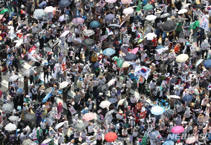 제 78주년 광복절인 지난해 8월15일 오후 서울 중구 세종대로 일대에서 자유통일당 등 보수단체원들이 대규모 집회를 하고 있다. / 사진제공=뉴시스