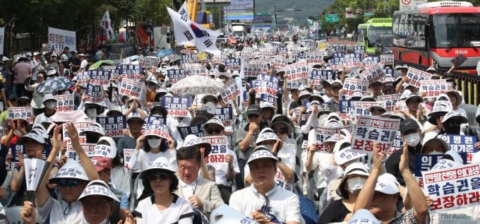 15일 오후 서울 세종대로 서울광장 일대에서 열린 의료교육 정상화 호소 궐기대회에서 의대생, 학부모 등 참석자들이 의대생 학습권 보장을 촉구하고 있다. 2024.8.15/뉴스1  Copyright (C) 뉴스1. All rights reserved. 무단 전재 및 재배포,  AI학습 이용 금지. /사진=(서울=뉴스1) 임세영 기자