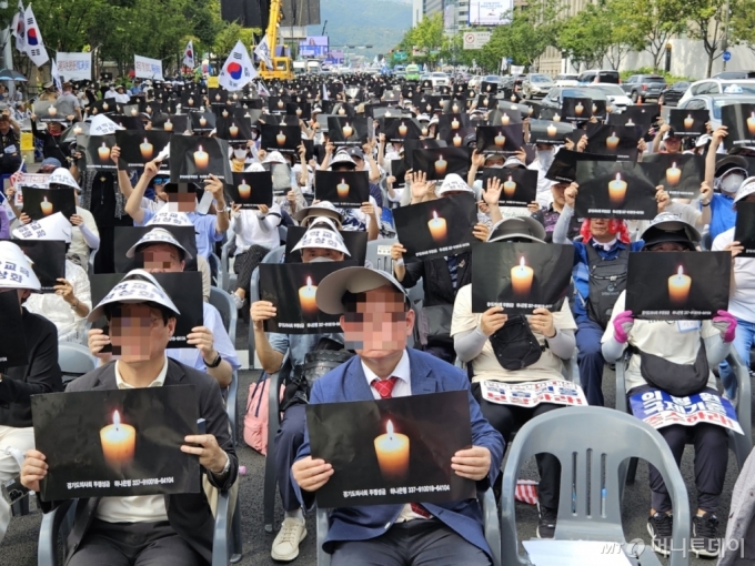 15일 오후 서울 세종대로 서울광장 일대에서 열린 의료교육 정상화 호소 궐기대회에서 의대생, 학부모 등 참석자들이 의대생 학습권 보장을 촉구하고 있다. /사진=정세진 기자 