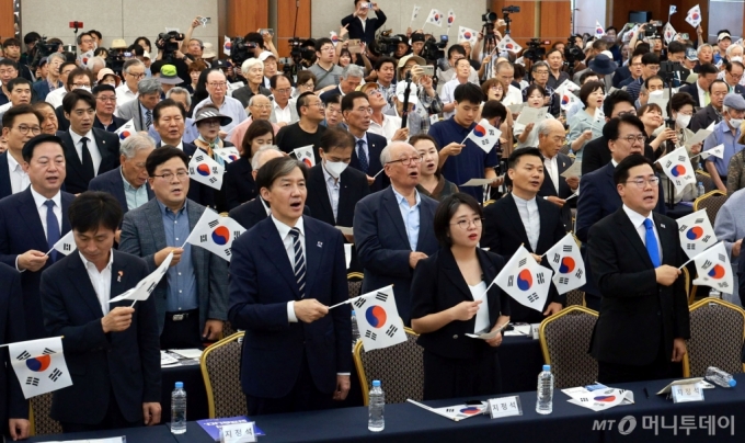 [서울=뉴시스] 고범준 기자 = 박찬대 더불어민주당 당대표 직무대행 겸 원내대표, 용혜인 기본소득당 대표, 조국 조국혁신당 대표 등이 15일 서울 용산구 백범김구기념관에서 광복회 주최로 열린 제79주년 광복절 기념식에서 태극기를 흔들고 있다. 2024.08.15. bjko@newsis.com /사진=고범준