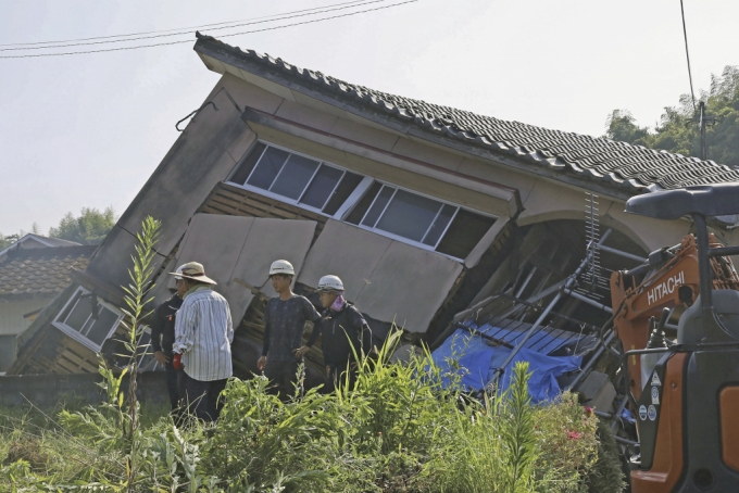 [오사키=AP/뉴시스] 일본 규슈 미야자키현 앞바다에서 8일 규모 7.1 지진이 발생한 뒤 9일  가고시마현 오사키에 있는 한 가정집이 무너져 있다. 일본 기상청은 전날 발생한 지진 이후 '난카이 트로프' 지진 임시 정보(거대 지진 주의)'를 발표했다. 난카이 트로프 대지진은 일본 시즈오카현 앞바다에서 시코쿠 남부, 규슈 동부 해역까지 이어진 난카이 해곡에서 100∼150년 간격으로 발생한다는 지진으로 일본이 가장 우려하는 지진이다. 2024.08.09.