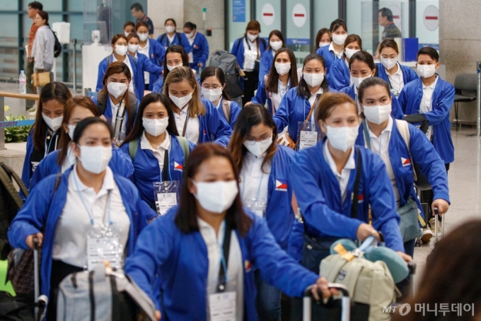  외국인 가사관리사 시범사업에 참여하는 필리핀 노동자들이 7일 오전 인천국제공항을 통해 입국하고 있다.  저출생과 돌봄 공백을 메우기 위해 이날 입국한 100명의 가사도우미는 내년 2월까지 서울시에서 아이 돌보미로 근무한다. 2024.8.6/사진=뉴스1  Copyright (C) 뉴스1. All rights reserved. 무단 전재 및 재배포,  AI학습 이용 금지. 