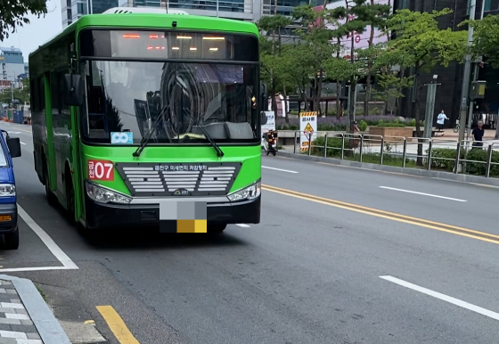 구재회 기사님께서 운전하시는 마을버스 타려고 두 번 허탕치고 어렵게 탔다. 드디어 내 앞에 도착한 금천07번 마을버스./사진=에어컨 바람을 온몸으로 맞을 준비를 마친 남형도 기자