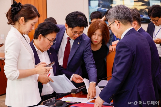 (서울=뉴스1) 안은나 기자 = 국회 교육위원회 문정복 더불어민주당 간사와 강선우 의원, 조정훈 국민의힘 간사와 김미애 의원이 16일 오후 서울 여의도 국회에서 열린 '의대 정원 증원에 따른 의과대학 교육 점검 연석 청문회' 정회 후 의과대학 정원 배정심사위원회 회의록 폐기와 관련 오석환 교육부 차관, 심민철 인재정책기획관과 대화하고 있다. 2024.8.16/뉴스1  Copyright (C) 뉴스1. All rights reserved. 무단 전재 및 재배포,  AI학습 이용 금지. /사진=(서울=뉴스1) 안은나 기자