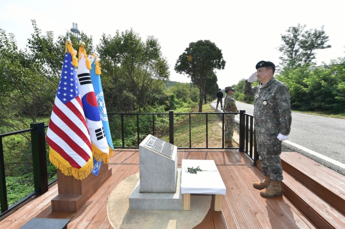 김승겸 전 합동참모본부 의장이 지난해 8월18일 경기도 파주시 판문점 공동경비구역(JSA) 내 '판문점 8.18 도끼만행사건' 추모비 앞에서 희생자를 추모하고 있다.  /사진제공=합동참모본부