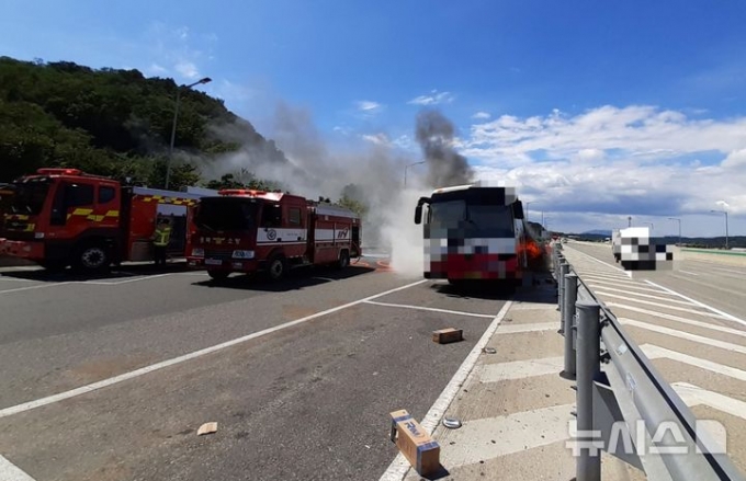 지난 16일 오후 1시39분 경부고속도로 부산 방향 91.5㎞ 영천 북안졸음쉼터에서 고속버스 화재를 진압하는 모습/사진= 뉴시스, 경북소방본부 제공