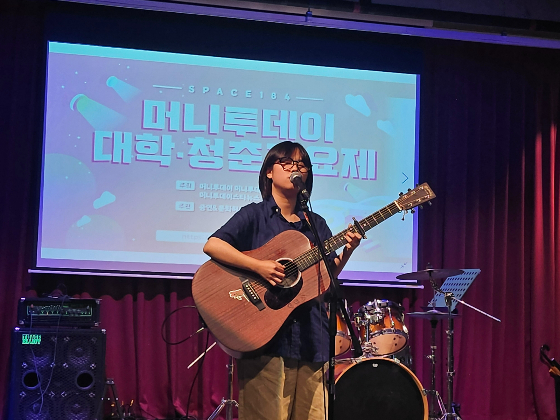 박시연(여성솔로, 직접반주/경기/동아방송예술대 실용음악)이 '한걸음 더'(윤상)와 '거리에서'(김광석)를 부르며 눈을 감고 몰입 중이다/사진=이유미 기자 