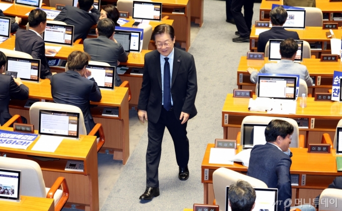 [서울=뉴시스] 조성봉 기자 = 이재명 더불어민주당 당 대표 후보가 28일 오전 서울 여의도 국회에서 열린 제416회 국회(임시회) 제1차 본회의에서 방송법 일부개정법률안에 대한 필리버스터(무제한 토론) 종결동의의 건에 대한 투표를 마치고 자리로 돌아가고 있다.  2024.07.28. suncho21@newsis.com /사진=조성봉