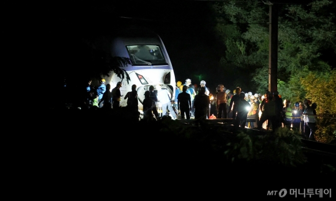 [경산=뉴시스] 이무열 기자 = 18일 오후 경북 경산시 진량읍 일대 경부고속선에서 한국철도공사(코레일) 관계자들이 긴급복구 작업을 하고 있다.   이날 오후 동대구역에서 신경주역을 향하던 경부고속선 서울발 부산행 KTX 열차의 바퀴 1개가 경산시 진량읍 일대에서 궤도를 이탈했다. 2024.08.18. lmy@newsis.com /사진=이무열