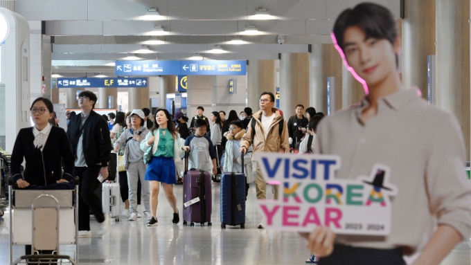 지난 4월 한국방문의해 환영주간을 맞아 인천공항 제 1터미널입국장에 외국인 관광객이 입국하는 모습./사진=뉴시스