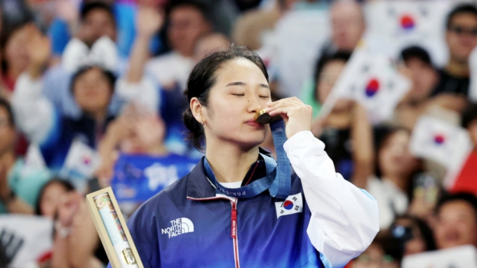 대한민국 배드민턴 국가대표팀 안세영이 '2024 파리 올림픽' 배드민턴 여자 단식 시상식에서 금메달에 입을 맞추고 있다. /사진=뉴시스 