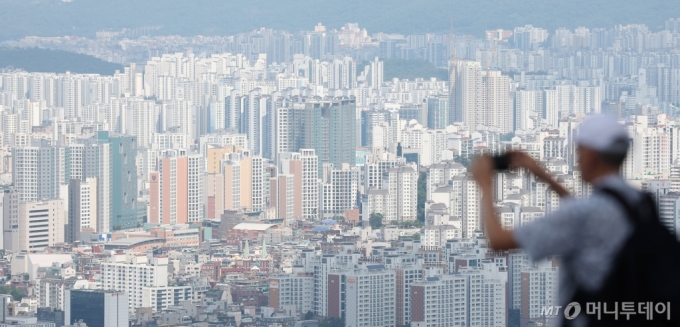 [서울=뉴시스] 김진아 기자 = 지난 8월 둘째주 서울 아파트값이 평균 0.32% 오르며 5년 11개월 만에 최대 폭으로 상승했다.  한국부동산원에 따르면 8월 둘째 주(12일 기준) 서울 아파트 매매 가격은 평균 0.32% 오르며 21주 연속 상승세를 이어갔다. 상승폭은 전주(0.26%) 대비 0.06%포인트 확대됐다. 2018년 9월 둘째 주(0.45%) 이후 5년 11개월 만에 가장 높은 상승률이다. 18일 서울 중구 남산에서 서울 아파트 단지가 보이고 있다. 2024.08.18. bluesoda@newsis.com /사진=김진아