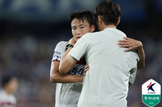 득점 후 김은중(오른쪽) 수원FC 감독과 손준호가 포옹하고 있다. /사진=한국프로축구연맹 제공