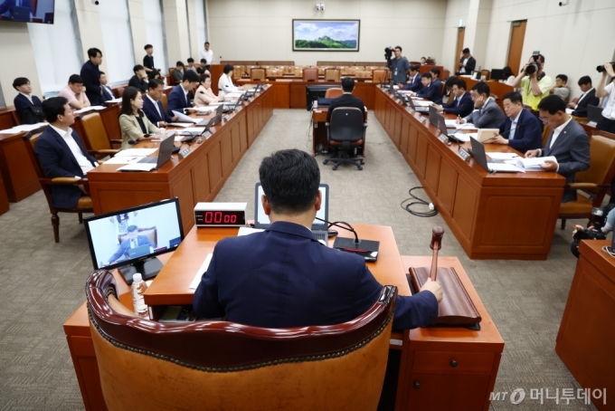 (서울=뉴스1) 김민지 기자 = 안호영 환경노동위원장이 19일 오전 서울 여의도 국회에서 열린 환경노동위원회 전체회의에서 김문수 고용노동부 장관 후보자 인사청문회 실시계획서 채택의 건 등을 안건으로 상정하고 있다. 2024.8.19/뉴스1  Copyright (C) 뉴스1. All rights reserved. 무단 전재 및 재배포,  AI학습 이용 금지. /사진=(서울=뉴스1) 김민지 기자