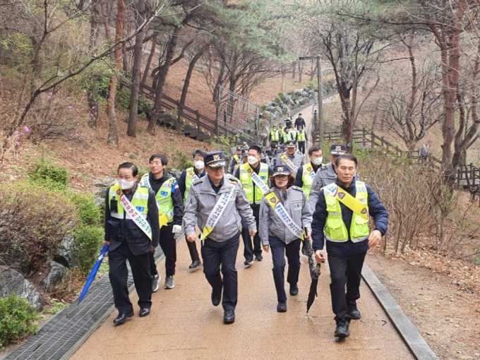 서울 혜화경찰서가 낙산성곽길 주변 안전한 치안환경을 만들기 위해 자율방범대와 합동으로 성곽길 주변 합동순찰을 실시하는 모습. /사진제공=서울 혜화경찰서