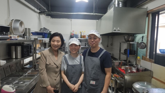 오영주 중소벤처기업부 장관이 19일 대전 소재 한식전문점 호호밥상을 방문해 폐업 후 재창업 지원사업을 통해 재기에 성공한 이명성 대표 부부를 격려하고 기념 촬영을 하고 있다./사진=중기부 제공