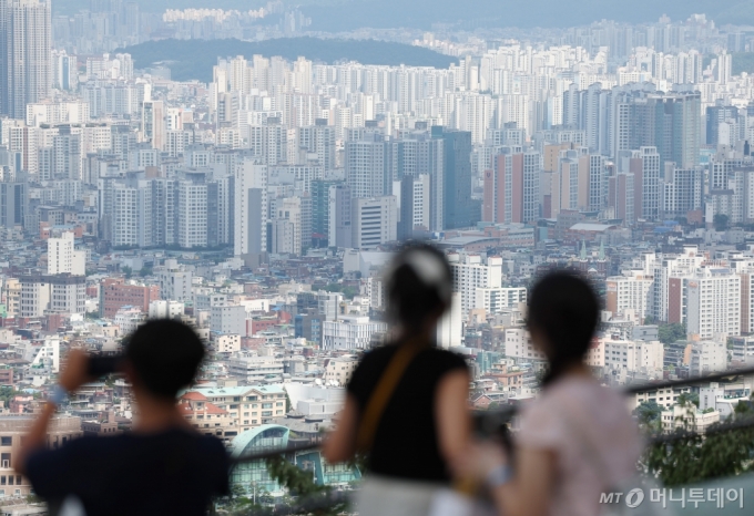 18일 서울 중구 남산에서 서울 아파트 단지가 보이고 있다.  /사진=뉴시스